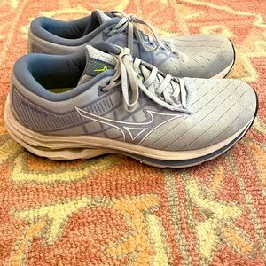 Women’s Mizuno Wave Inspire 18 Series (with original box).